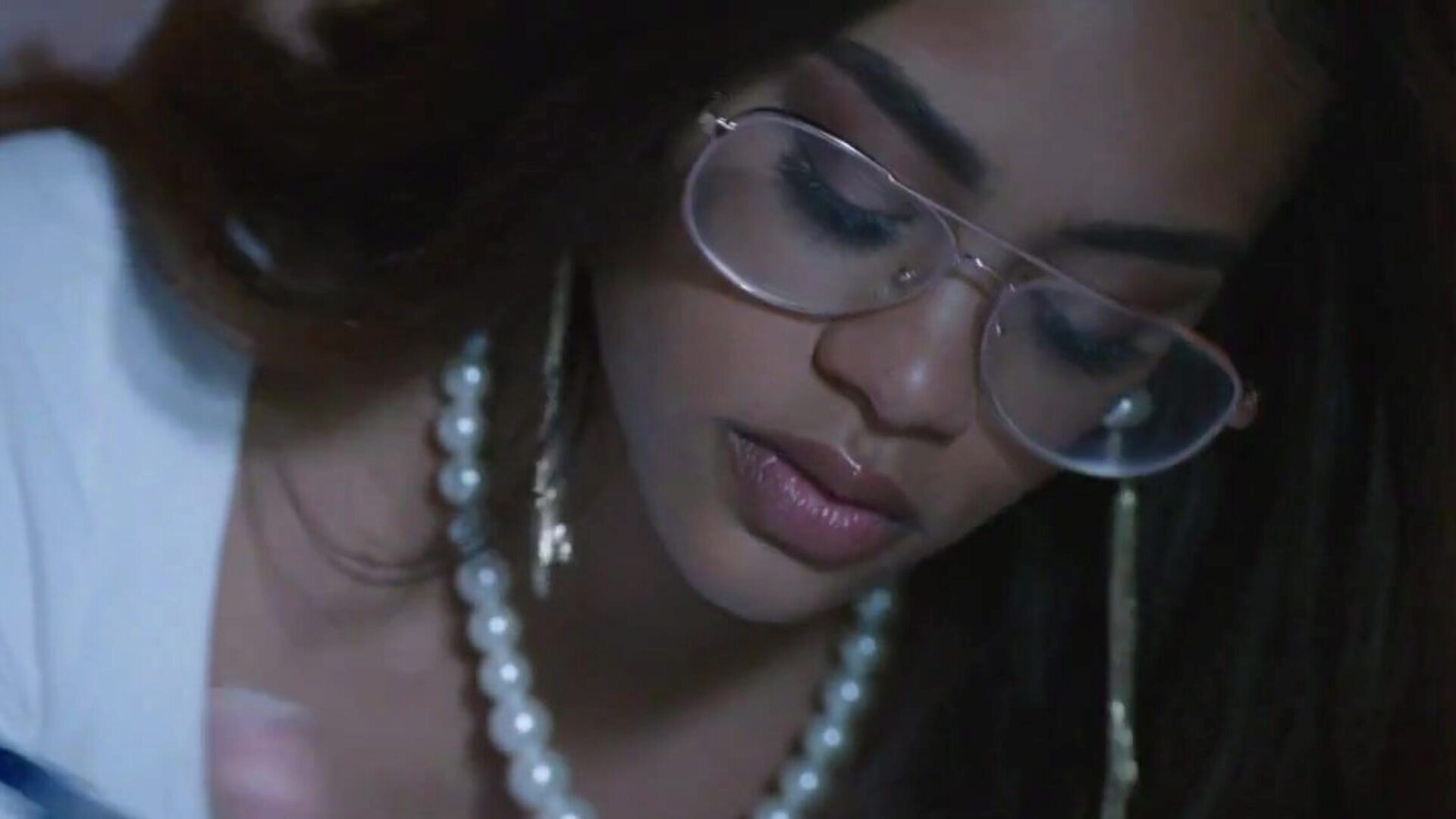 VIXEN Gorgeous prosperous hotty lures her bodyguard