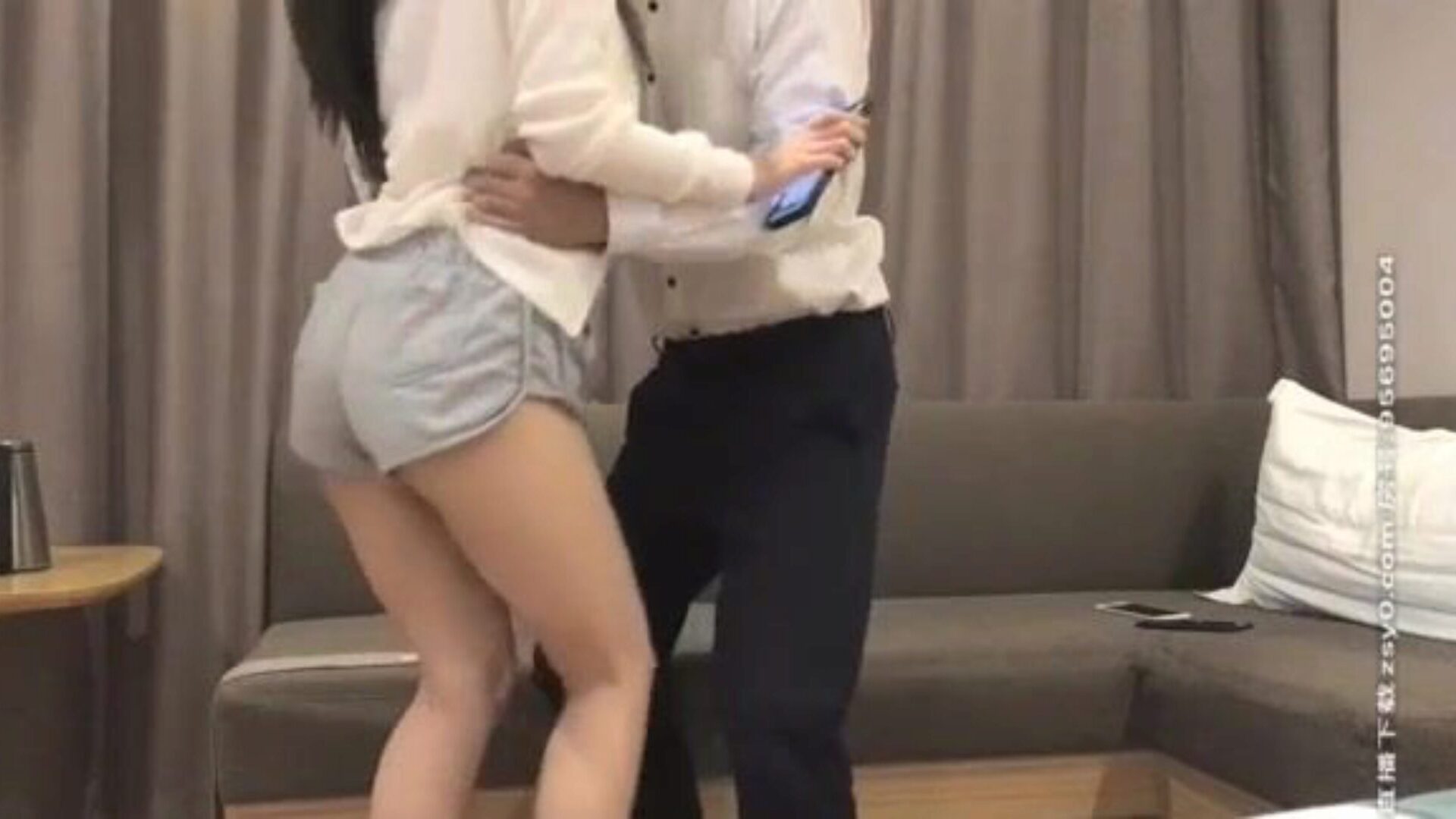 男爵全国精品探花约了个网红脸妹子啪啪，口交舔弄上位骑乘大力猛操呻吟